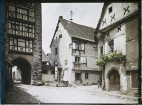 Image représentant France, Riquewihr, Vieilles maisons et fontaine près de la Dolder
