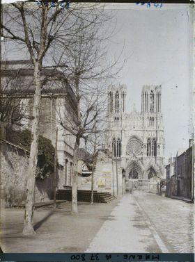 Image représentant France, Reims, La Cathédrale vue de la rue Libergier