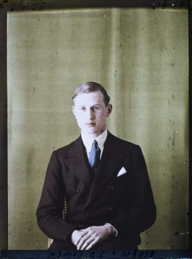 Image représentant Monsieur  https://musee-albert-kahn.s-museum.fr/home/NWQ2OTAwYzNmYjZlZTk1ZWQwODJmMjY4L2dlbmVyaWMtbm90aWNlLXRhYi9hdXRob3JpdHkvNjE3YTc5ZjVjZjhiODk2OGIzMzM3ZDIx/5d6900c3fb6ee95ed082f268/generic-notice-tab/authority/617a79ebcf8b8968b3336b10 J.D. Cowen