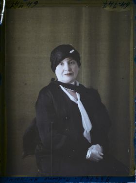 Image représentant https://musee-albert-kahn.s-museum.fr/home/NWQ2OTAwYzNmYjZlZTk1ZWQwODJmMjY4L2dlbmVyaWMtbm90aWNlLXRhYi9hdXRob3JpdHkvNjE3YTc5ZjVjZjhiODk2OGIzMzM3ZDIx/5d6900c3fb6ee95ed082f268/generic-notice-tab/authority/617a79ebcf8b8968b333673d Madame la Générale Anthoine