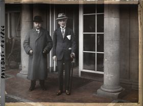 Image représentant Monsieur de Lacroix accompagné de Monsieurs Hymans, ministre des Affaires étrangères de Belgique