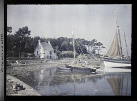 Image représentant Un voilier du Croisic à voile brune et un autre petit bateau