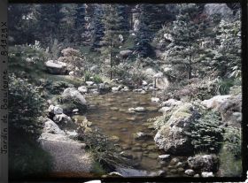 Image représentant Chemin du " sanctuaire japonais " longeant la pièce d'eau située au pied du temple shinto
