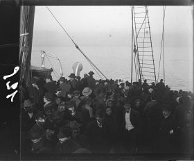 Image représentant La foule des émigrants sur l'entrepont dans l'attente du débarquement à New-York