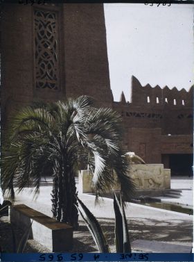 Image représentant L'Exposition Coloniale Internationale de 1931, la cour du palais de l'A.O.F. et la Fontaine des lions