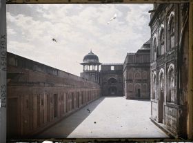 Image représentant Une cour du palais de Jahangir dans le fort Rouge (Lal Qila)