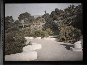 Image représentant Partie ouest de la terrasse inférieure de la villa Kahn, dite villa Zamir, vue en direction du nord