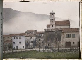 Image représentant L'église du nouveau village avec un groupe d'enfants