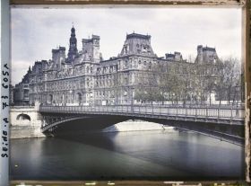 Image représentant L'hôtel de ville et le pont d'Arcole vus du quai de la Corse