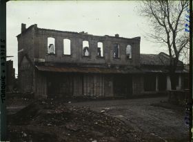Image représentant Turquie, Ouchak, Maison incendiée