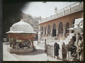 Image représentant Dans la troisième cour du dargâh Sharif, une fontaine aux ablutions et, à droite la salle Mehfil Khana