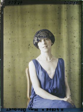 Image représentant https://musee-albert-kahn.s-museum.fr/home/NWQ2OTAwYzNmYjZlZTk1ZWQwODJmMjY4L2dlbmVyaWMtbm90aWNlLXRhYi9hdXRob3JpdHkvNjE3YTc5ZjVjZjhiODk2OGIzMzM3ZDIx/5d6900c3fb6ee95ed082f268/generic-notice-tab/authority/617a79ebcf8b8968b3336994 Madame Charles Broquet