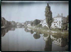 Image représentant France, Verdun, Les bords de la Meuse : vue prise du Pont Chaussée vers le Théâtre