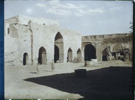 Image représentant La cour de l'église de Mar Behnam (IVe siècle)