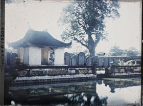 Image représentant Le bassin Thien-quang-tinh (" Puits où se reflète l'éclat pur du ciel "), dans la troisième cour du temple confucéen de la " Culture littéraire ", dans le quartier de la Citadelle (route de Sinh-tu)