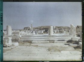 Image représentant Quartier du Hieron (sanctuaire) d'Apollon, l'avenue des Processions, les Propylées, entrée principale du Hieron (direction nord)