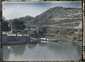 Image représentant En aval du pont, le bateau avec les caisses