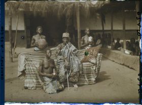 Image représentant Le roi Tôli entouré de ses femmes