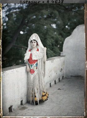 Image représentant Une Sévillane portant une mantille et une robe traditionnelle