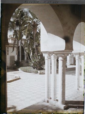 Image représentant Le palais du Bardo, la cour du "pavillon de la Favorite"