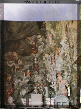 Image représentant Un sanctuaire rupestre aménagé dans une anfractuosité du récif de Sai-so'n, annexe du temple bouddhique de Thien Phuc