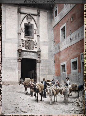 Image représentant Espagne, Tolède, Porte de la prison de l'Inquisition, avec ânes chargés