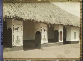 Image représentant Entrée du palais (singbo) de  null Guézo