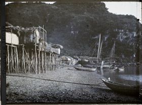 Image représentant Des maisons sur pilotis près du poste de douane de l'île Cat-bà