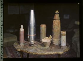 Image représentant Obus français à gauche et à droite obus allemands