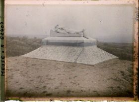 Image représentant Meuse, Douaumont, Le tombeau d'un poilu