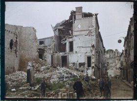 Image représentant France, Verdun, Ruines rue du St Esprit, boches enlevant les décombres
