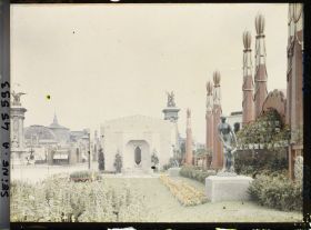 Image représentant L'Exposition des arts décoratifs, Jardin de Jacques Lambert , sur la terrasse de la gare et pavillon du Gant, vue vers le pont Alexandre III