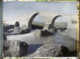 Image représentant Le pont Abbassides (dynastie Abbassides VIII-XIIIe siècles) sur la rivière Khabur