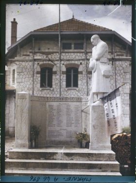 Image représentant France, Vienne le Château Marne (475 h.), Le Monumt aux Morts