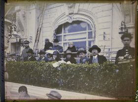 Image représentant Ensemble de personnes (dont les Asaka), assistant à des festivités urbaines sur la terrasse du Négresco