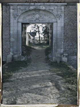 Image représentant France, Tergnier, Sur la place, les arbres sciés par les Boches
