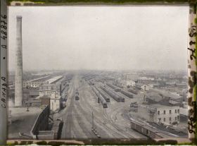 Image représentant Canada, Winnipeg, Panorama de la Ville sur les tôles de Garage du C.P.R.- 70 voies 300 Kil.