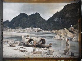 Image représentant Des Mnongs et des sampans, amarés juste en aval du barrage de rochers entravant le cours de la rivière Noire