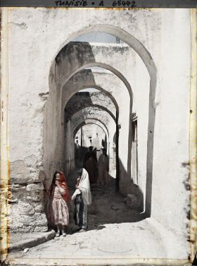 Image représentant Fillettes rue du Bey