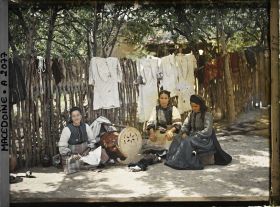 Image représentant Scène bulgare autour du berceau chez le potier