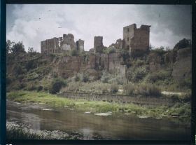 Image représentant France, Varennes, Maisons détruites sur le bord