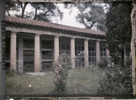Image représentant Espagne, Bilbao, L'ancien Cimetière de Bilbao, La Colonnade et les niches des morts avec roses au 1er plan.