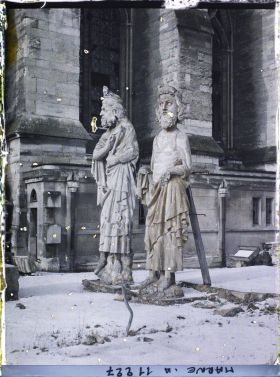 Image représentant Deux statues de la galerie des rois en restauration dans la cours du palais du Tau