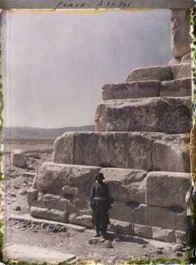 Image représentant Homme posant devant les degrés du soubassement du tombeau de Cyrus II (vers 530 avant JC.)