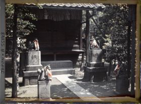 Image représentant Un petit temple entouré de statues de renard,dans l'enceinte du sanctuaire de Fushimi Inari