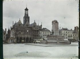 Image représentant France, St Quetin, Hôtel de Ville et socle du monument du Siège