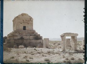 Image représentant Le tombeau de Cyrus II (vers 530 avant JC.), porte de l'enceinte