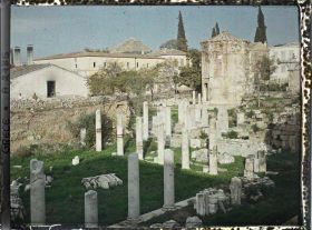 Image représentant Ruines de l'Agora romaine et (à droite), la Tour des Vents