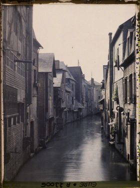 Image représentant Un bras de la Risle, vue prise de la rue Thiers vers l'aval