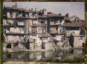 Image représentant Les vieilles maisons du XVIIIe au bord de la Jordanne, construites à la place des remparts